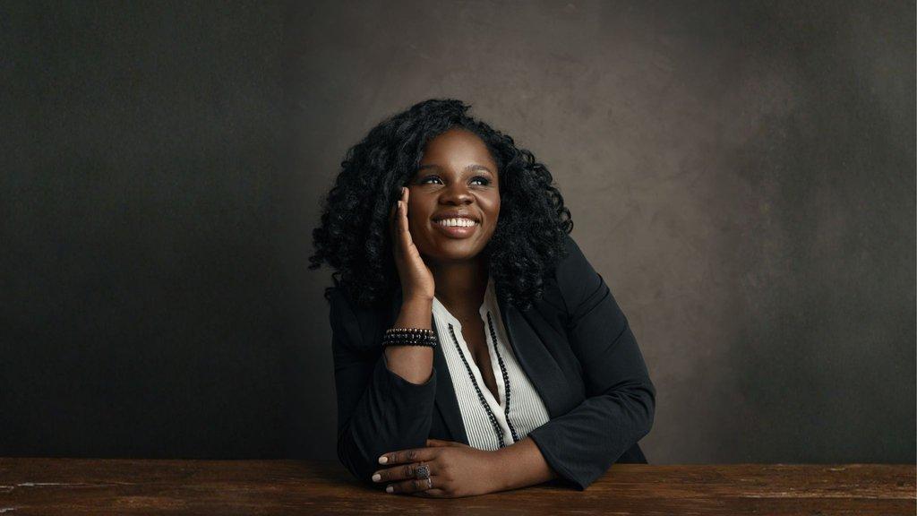 Special Feature : Lola Akinmade 